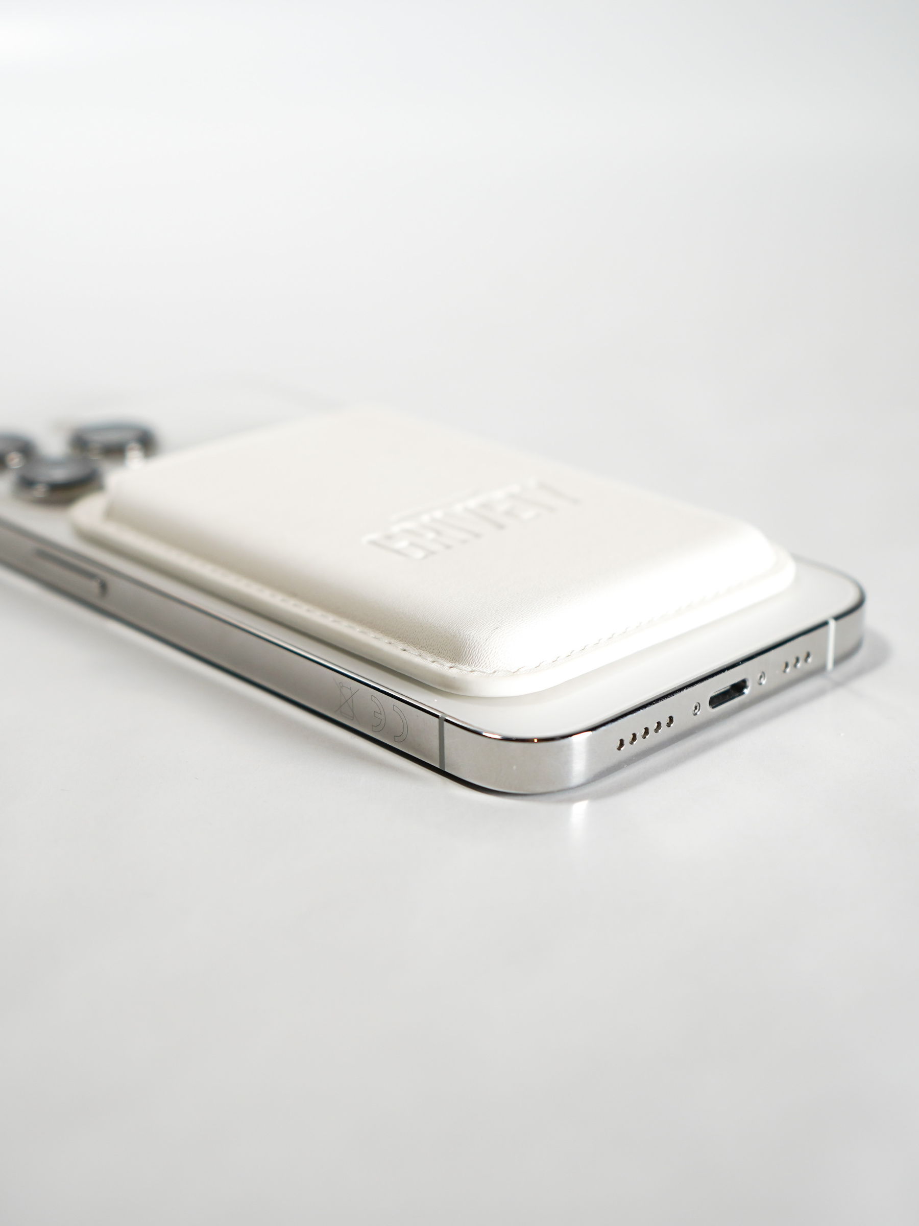 MagSafe Card Holder 'KEEP IT CLEAN'